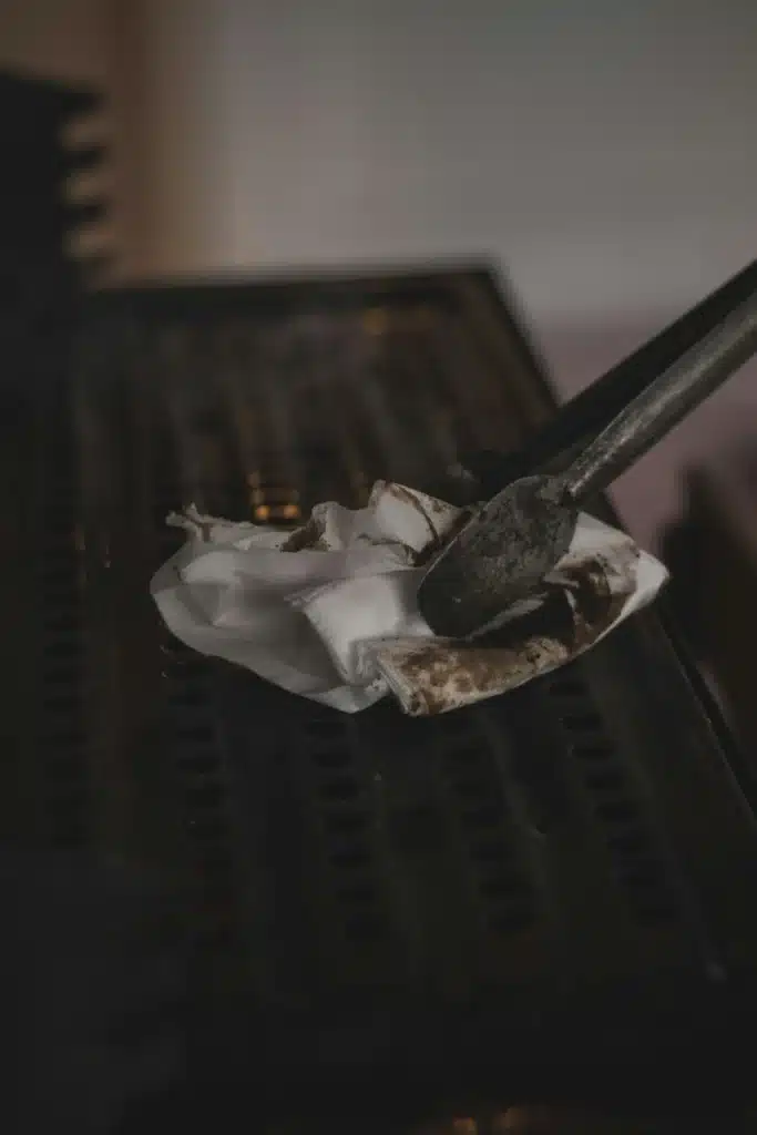 Arion Clean expert deep-cleaning a barbecue grill – how to clean a grill